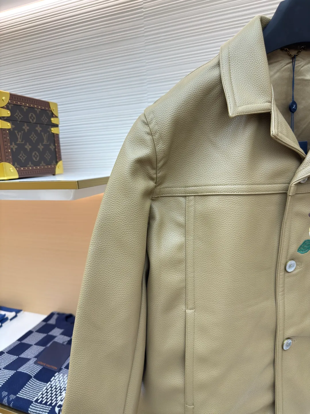 LOUIS VUITTON Tunic Jacket ●Authentic product: Purchased and developed by 50050 ●Item number: 1680165-C00 ●Fabric: Leather fabric ●Technology: Positioning cutting machine ●Version: Fitted version ●Weight: about 1365 grams ●Size: 50-52-54-56 ●Description: 24ss new tunic jacket has the retro connotation of gorgeous grain leather, with LV Flower Embroidery interprets seasonal tropical island elements. Marque L. Vuitton déposée leather patch sits at the back, and pearlescent buttons add a chic touch. The overall workmanship is very complicated. The embroidery is made with heat-capacitive glue, which needs to be ironed to ensure quality. The checkerboard pattern needs to be positioned correctly, so it is very fast. Each process of the entire garment is slow and time-consuming.
